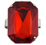 Prsten s velkým kamenem Barva: červená